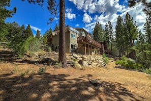 Exterior - Hall Court Manor - Hot Tub, Pet Friendly, Pool Table! (Stateline)
