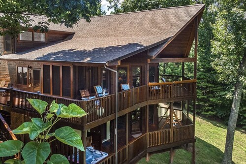 Treetop Paradise Private Game Room & Hot Tub!
