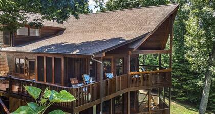 Treetop Paradise Private Game Room & Hot Tub!