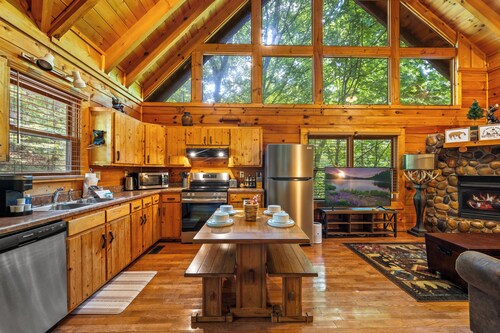 Private Cabin in the Smokies w/ Arcade, Fireplace, Hot Tub, BBQ!