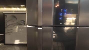 Réfrigérateur, micro-ondes, plaque de cuisson, cafetiÚre/bouilloire