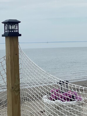 Aan het strand, ligstoelen aan het strand, strandlakens