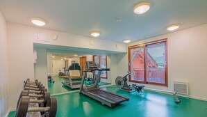 A gym with treadmills, ellipticals, and weight machines. - Centre-ville! Studio pour 4 + proche des remontées (Vaujany)