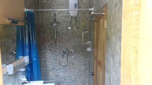 Chuveiro, bidê, toalhas de banho, sabonete