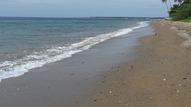 A beach with a sandy shore and gentle waves. - Strandhaus am Meer, Langzeitmiete 485 Euro + Strom 30 Tg (San Fernando)