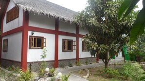 A traditional house with a thatched roof, white walls, and red accents. - Strandhaus am Meer, Langzeitmiete 485 Euro + Strom 30 Tg (San Fernando)