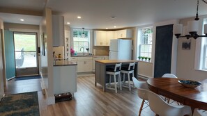 Fridge, microwave, oven, stovetop - Cozy Harbour House - Scenic-relaxing-waterfront (Municipality of the District of Guysborough)