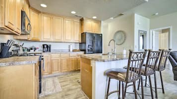 Réfrigérateur, micro-ondes, plaque de cuisson, lave-vaisselle