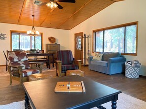 Smart TV, books, offices, computer monitors - Casa on the Rocks | Open Floor Plan & Pet-friendly (Forest Lakes)