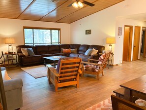 Smart TV, books, offices, computer monitors - Casa on the Rocks | Open Floor Plan & Pet-friendly (Forest Lakes)