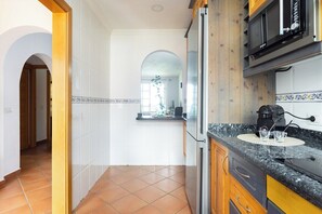 Microondas, placa de cocina, lavavajillas y cafetera o tetera