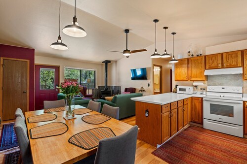 Peaceful Neighborhood, 1-Level, 10 Min to Lake!