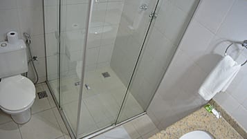 Quarto casal ou duplo standard | Banheiro | Chuveiro, toalhas de banho, sabonete, papel higiênico