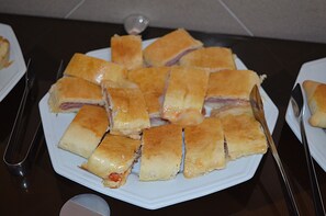 含每日吃到飽自助式早餐