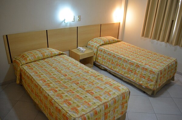 Escritorio, espacio para trabajar con laptop y wifi gratis