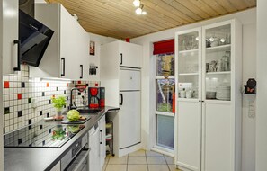 Fridge, dishwasher, coffee/tea maker - Awesome home in ørsted with WiFi (Ørsted)