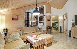 TV - Awesome home in ørsted with WiFi (Ørsted)