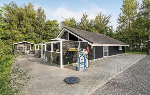 Exterior - Awesome home in ørsted with WiFi (Ørsted)