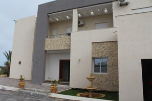 تفاصيل الفندق من الخارج