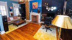 Un salon moderne avec une cheminée, un canapé, une table basse et un téléviseur.