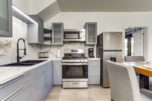 ثلاجة، ميكروويف، موقد طهي مسطح، ماكينة لصنع القهوة/الشاي