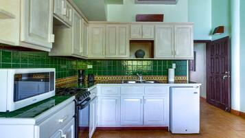 Refrigerador, microondas, parrilla de estufa y cafetera y tetera