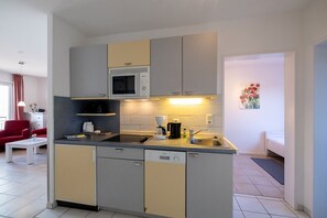 Réfrigérateur, micro-ondes, plaque de cuisson, lave-vaisselle