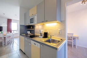 Réfrigérateur, micro-ondes, plaque de cuisson, lave-vaisselle
