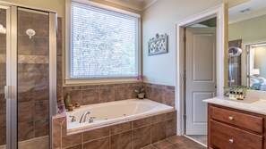 Combined shower/tub, jetted tub, hair dryer, towels - Stargazer Lodge In Big Canoe (Dawsonville)