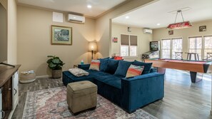 Smart-TV, Kamin, Videospiele, DVD-Player