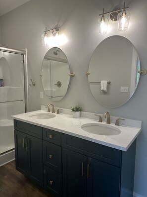 Ensemble douche/baignoire, sèche-cheveux, serviettes fournies