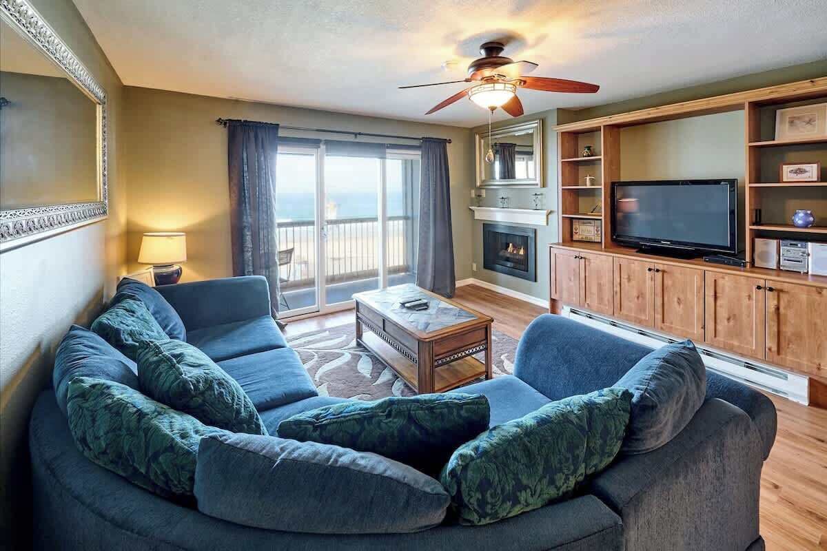 Televisión, chimenea, reproductor de DVD, mesa de ping pong