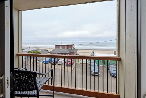 Charming Oceanview Condo - Pet-Friendly, Pool, and stunning views!
