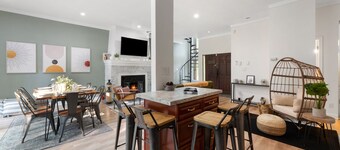 Stunning Penn Manor, Hot Tub, Sauna, Fire Pit