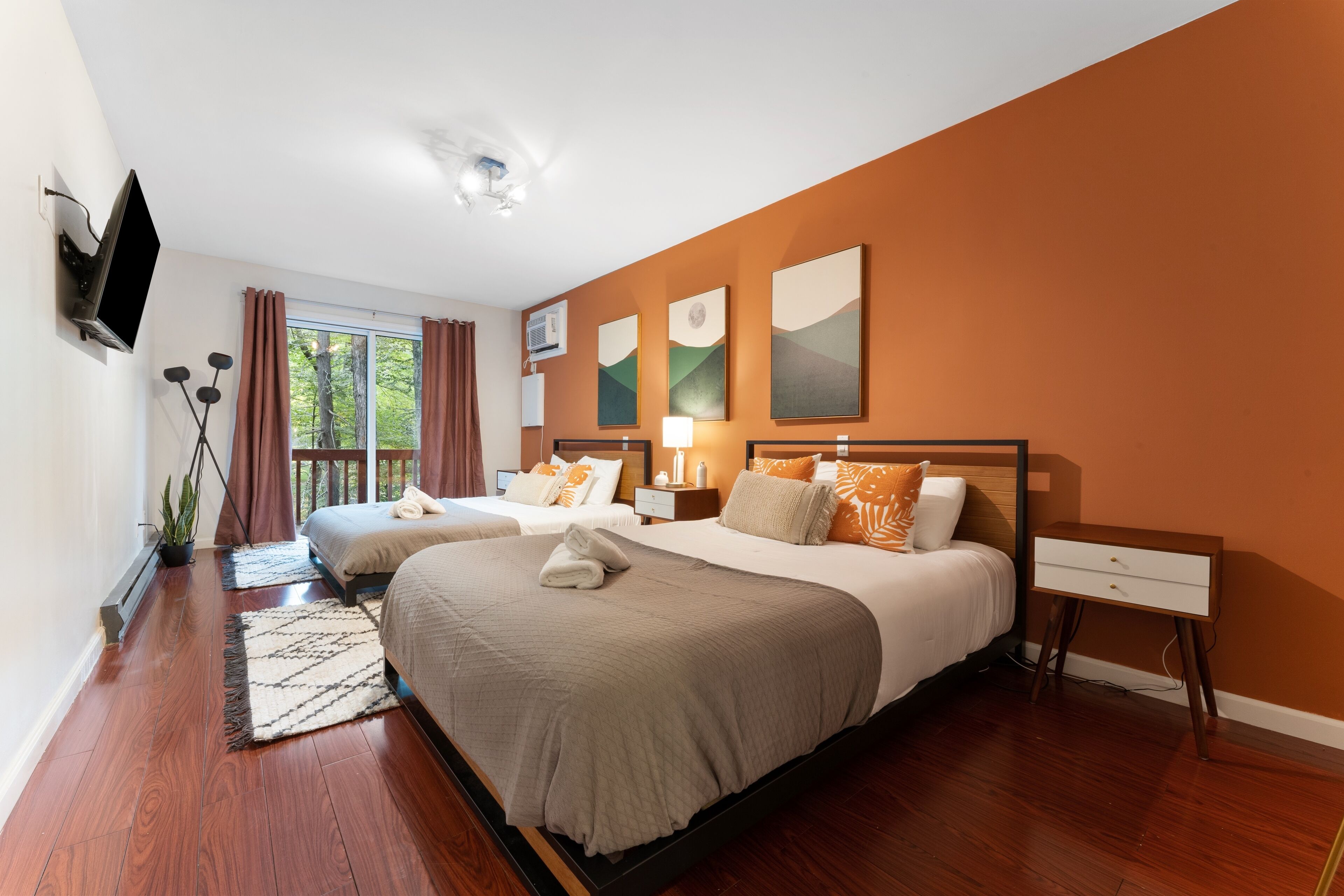 4 habitaciones, tabla de planchar con plancha, wifi y ropa de cama 