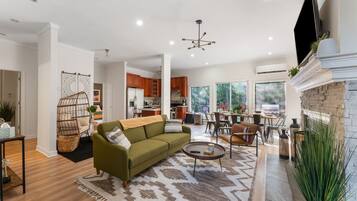 Smart TV, fireplace