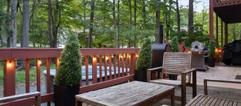 Stunning Penn Manor, Hot Tub, Sauna, Fire Pit