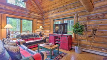 Televisor intel·ligent, llar de foc, reproductor de DVD i futbolí