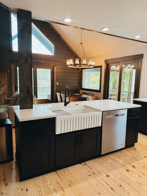 Interior - Sunrise Lodge On The Lake (Hiawassee)