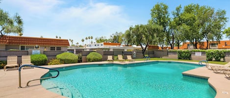 Una piscina al aire libre