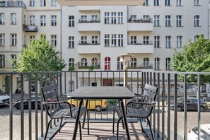 Outdoor dining - Sunny Prenzlauer Berg 2BR, Beautiful Location, by Blueground (Berlin)