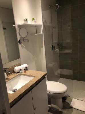 Doccia, asciugacapelli, asciugamani, sapone