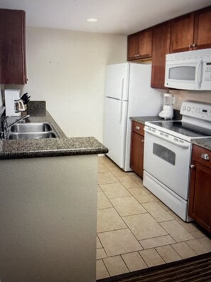 Kjøleskap, mikrobølgeovn, ovn og kokeplater