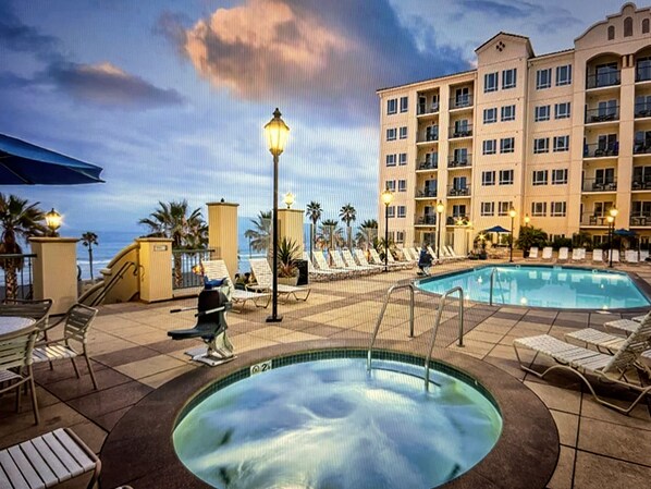 Alberca al aire libre y alberca climatizada