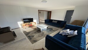 TV - Saltaire, 27 Lesueur Drive (Jurien Bay)