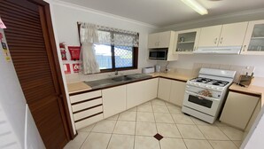Private kitchen - Saltaire, 27 Lesueur Drive (Jurien Bay)