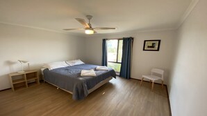 4 bedrooms, WiFi, bed sheets - Saltaire, 27 Lesueur Drive (Jurien Bay)