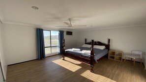 4 bedrooms - Saltaire - take a break from the daily grind... (Jurien Bay)