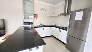 Kjøleskap, kokeplater og spisebord