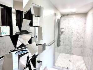 Dusche, umweltfreundliche Kosmetikartikel, Haartrockner, Handtücher
